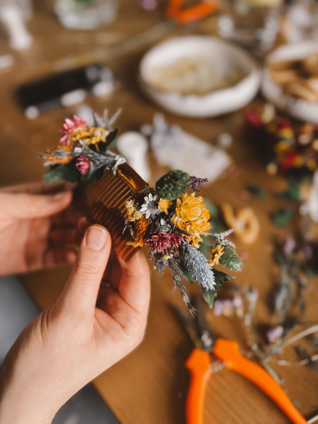 Workshop - Bloemen in je Lokken – DIY haarspeld met droogbloemen - Foto